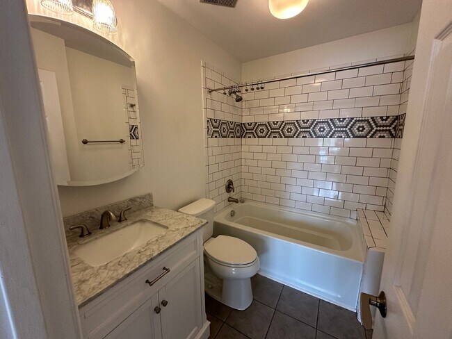Building Photo - Waterfront Condo for Rent in the gated com...
