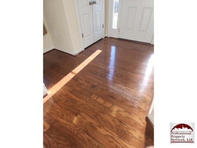 Building Photo - Beautiful Luxury Townhome Near Everything!