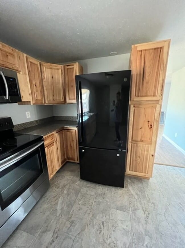 Building Photo - Large 3 Bedroom 2 Bath with Fenced Yard