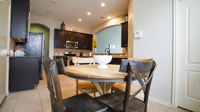 Building Photo - 2109 Mooncrest Dr