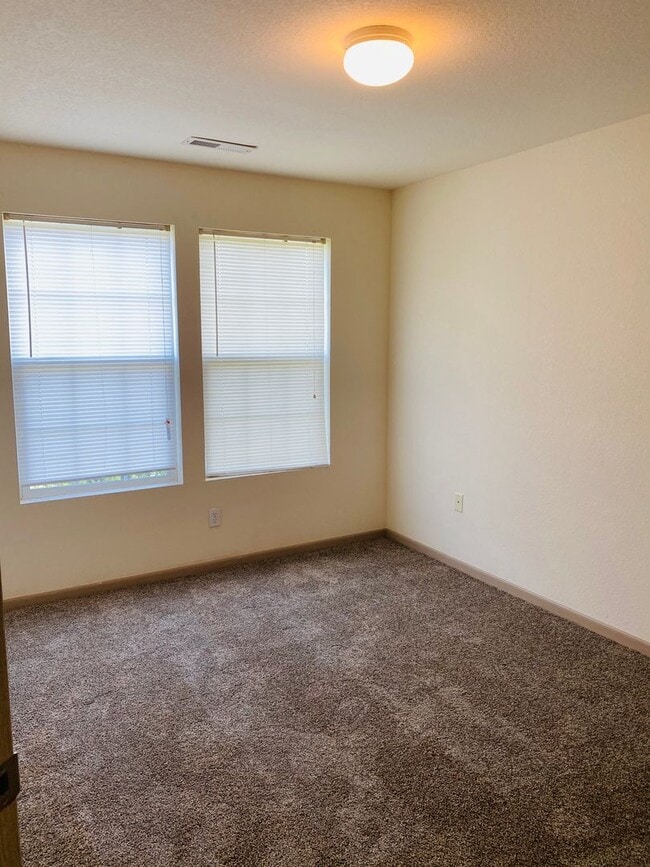 Building Photo - Charming Apartment 3-Bed, 2-Bath Home with...