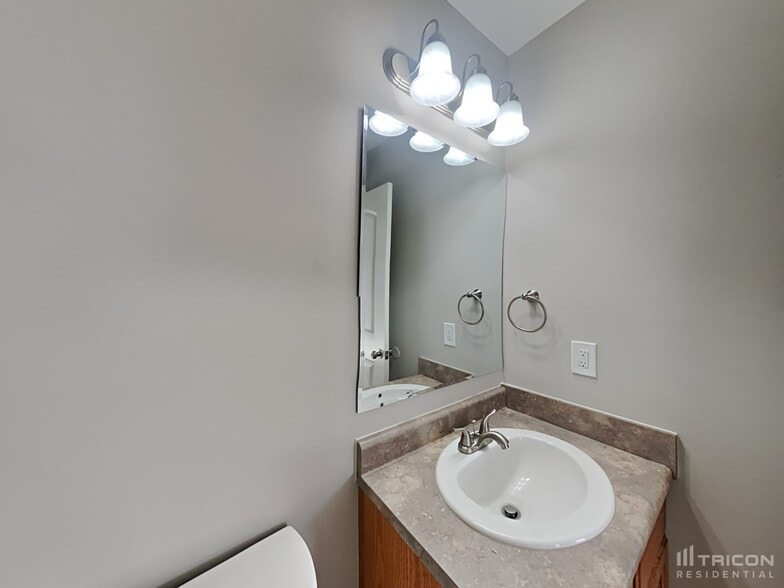 Building Photo - 571 Reed Ct
