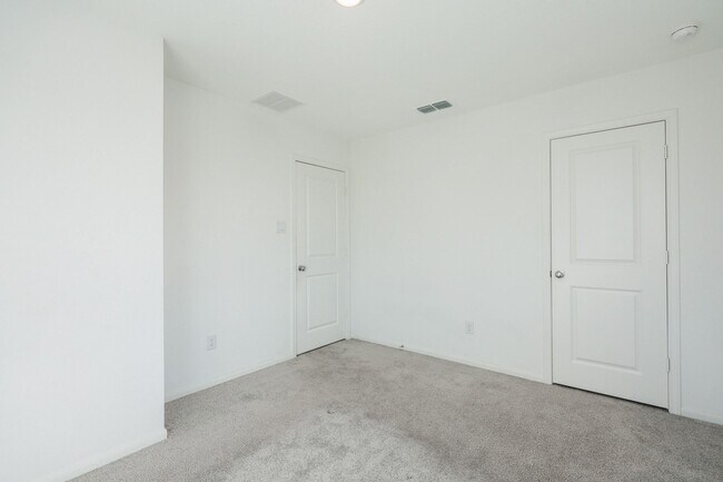 Building Photo - 1704 Greendale Dr