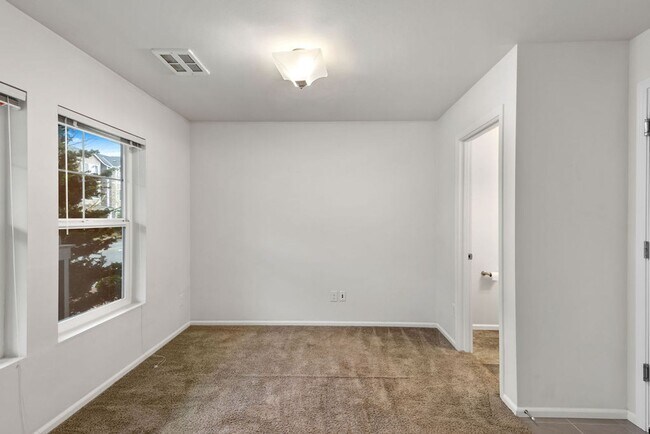 Building Photo - Spaciously Modern Tri Level Townhome for Rent in North Everett