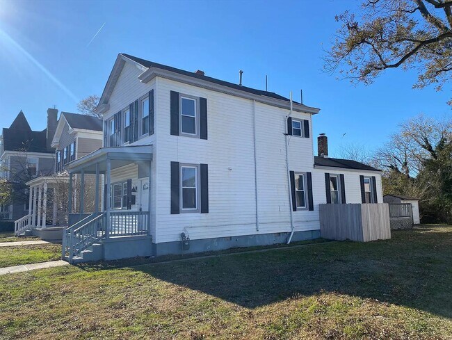 Building Photo - 327 S Main St