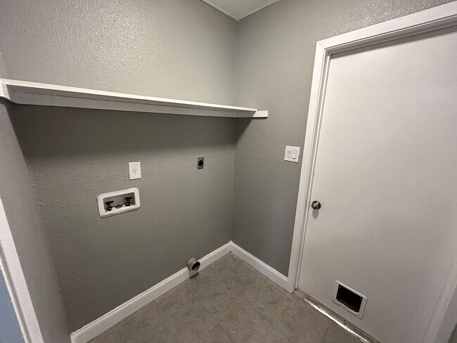 Building Photo - *COMING SOON* Open-Concept 3BD/2BA with Cozy Fireplace & Modern Stainless Kitchen!