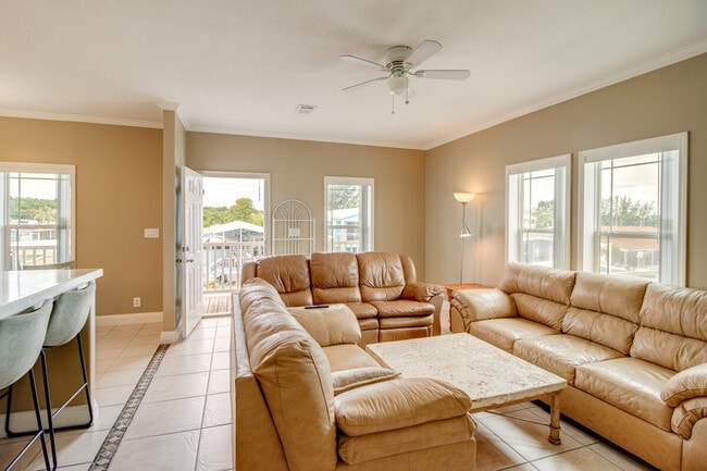 Building Photo - 210 W 2nd Ct