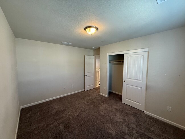 Building Photo - Two story home located in Sylvan School District!