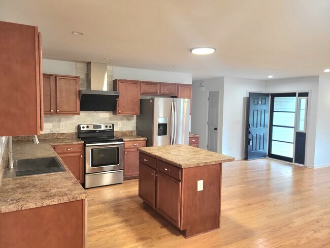 Building Photo - 1003 Summerfield Ct