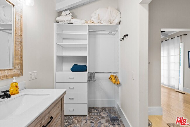 Building Photo - 9520 Gloaming Dr