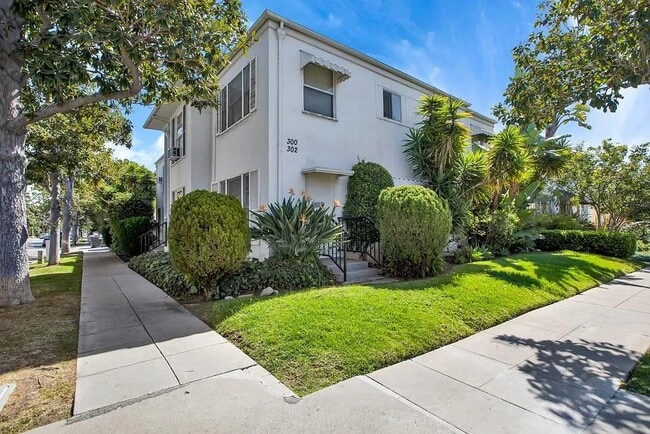 Building Photo - 300 S Doheny Dr