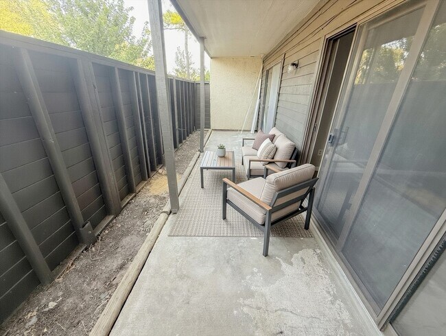 Building Photo - 3085 Walnut Bend Ln