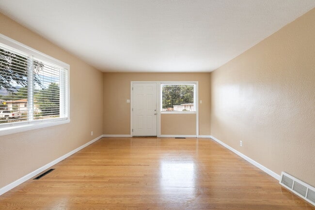 Building Photo - 1411 Custer Ave