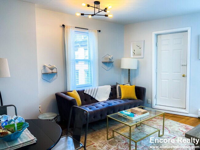 Building Photo - 1004 Tremont St