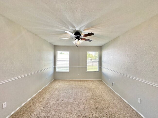 Building Photo - Discover the charm of this 3 bed 2 bath ex...