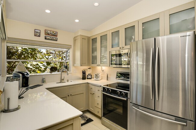 Primary Photo - 8840 Villa La Jolla Dr