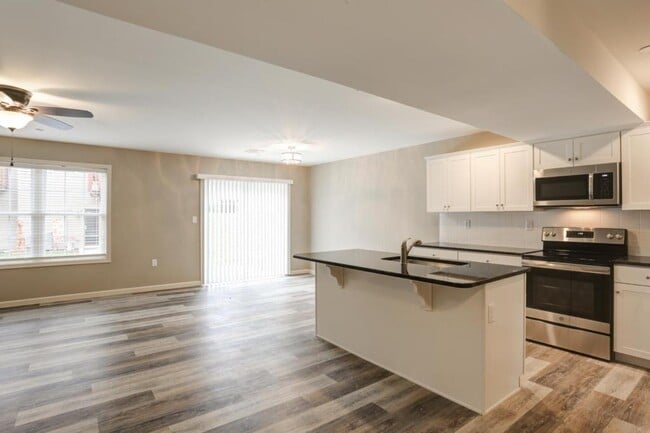 Building Photo - 44 Brook Side Dr