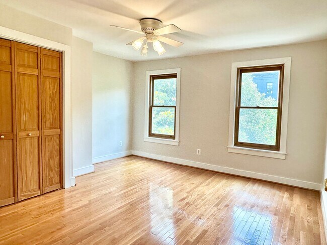 Building Photo - 3 bed 2 bath - Parking!!!  Pets Welcome!!!