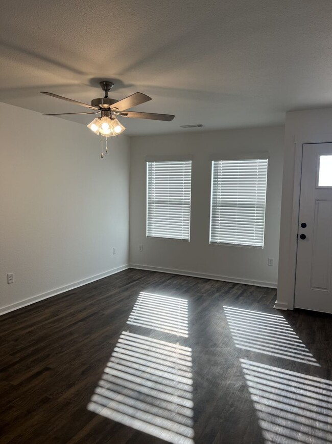 Building Photo - SPECIAL: 6 MONTH LEASE + 500 OFF FIRST MON...