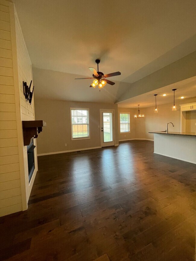 Building Photo - Executive Rental - Old Castle Estate Subdivision - Nixa