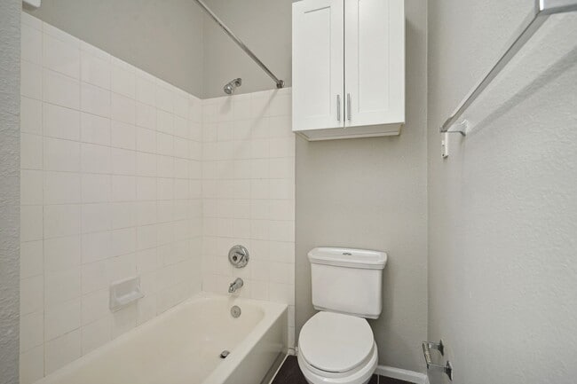 Building Photo - Updated 1br in control access building in Gates of Mclean.