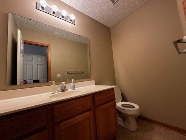 Building Photo - Light-Bright Corner Unit Townhome with Private Courtyard Available 7/1/26!