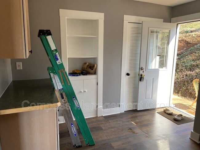 Building Photo - 1204 Valley Dr SW