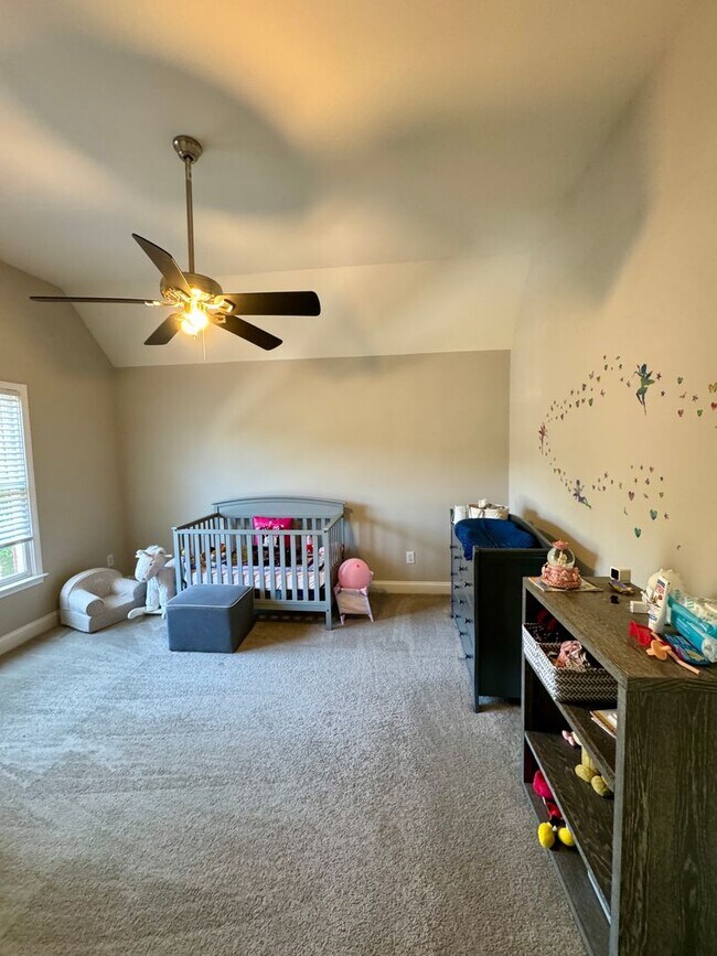 Building Photo - AVAILABLE AUGUST 23.  Spacious 5BR Home in...