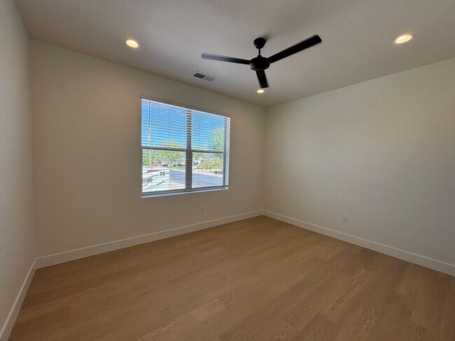 Building Photo - HURRICANE TOWNHOME FOR RENT!