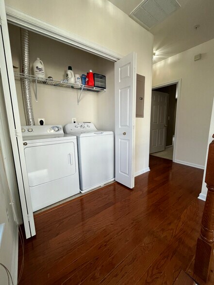 Building Photo - 43935 Hickory Corner Terrace