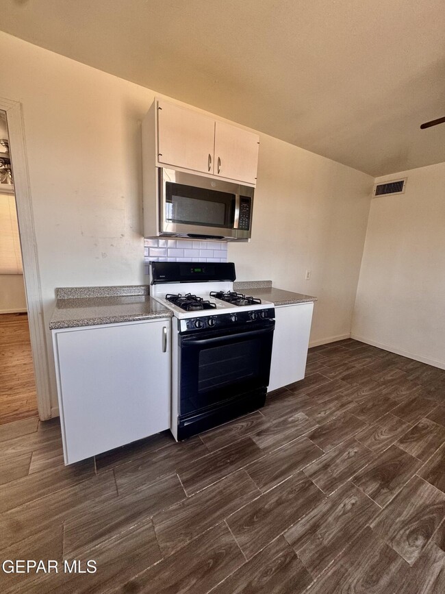 Building Photo - 1100 E River Ave