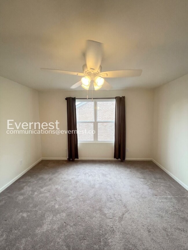 Building Photo - 3 Bed/3 Bath Townhome with Garage / Available Now!