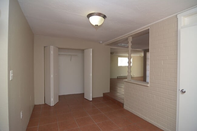 Building Photo - Huge 4 Bedroom 2  Bath! Close to the University!