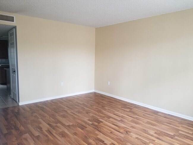 Building Photo - Two-Bedroom Townhome Across from Country Park