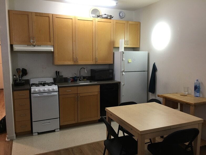 Kitchen - 1801 University Ave