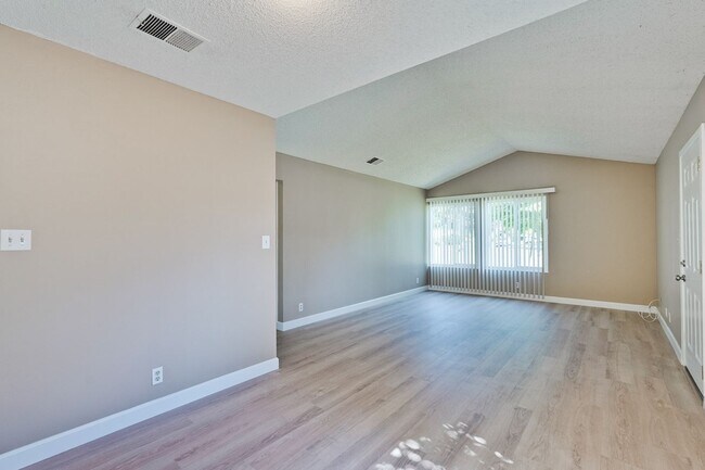 Building Photo - Remodeled 2 Bed 1 Bath Condo!