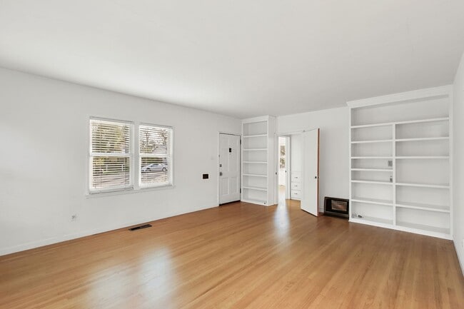 Building Photo - Downtown Davis Cottage-Available for Spring Move In