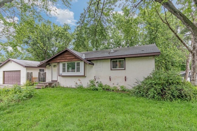 Building Photo - Spacious 5bed|2bath Home w/ Large Backyard...