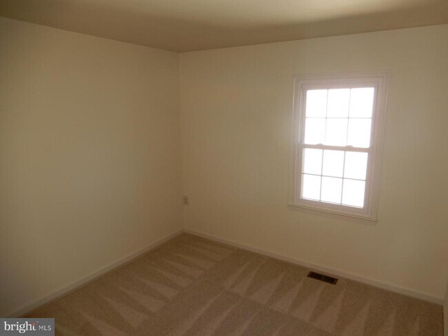 Building Photo - 7014 Maple Tree Ln