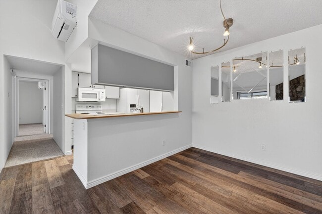 Building Photo - Updated 2 bed 1 bath condo in Arvada!