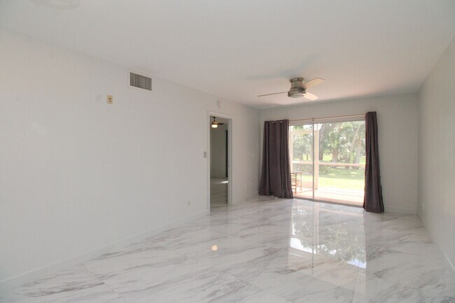 Building Photo - 2/2 REMODELED UNFURNISHED CONDO 1ST FLOOR ...