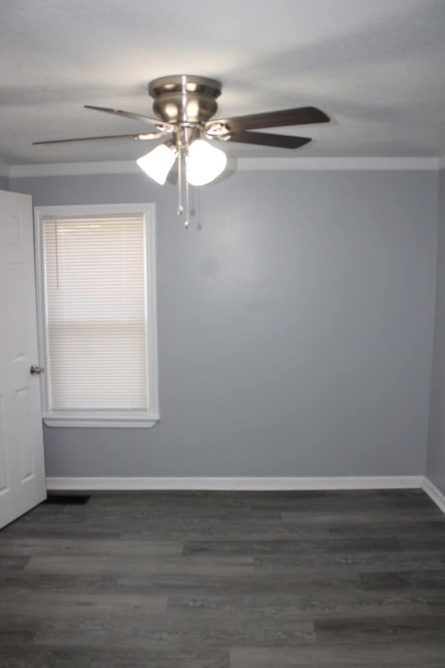 Building Photo - Cozy 3-bedroom, 1 full bath with vanity home located in Kansas City, MO.