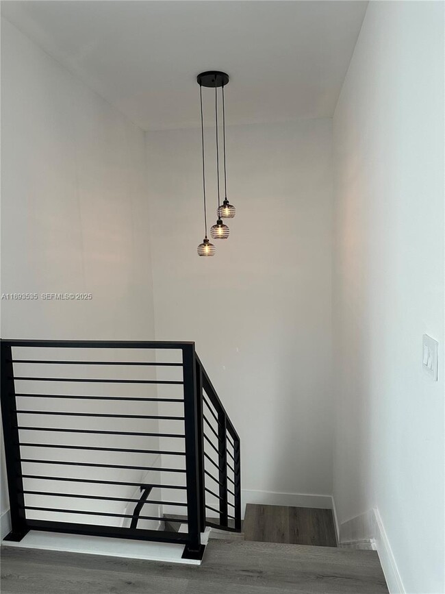 Building Photo - 4625 SW 32nd Ave