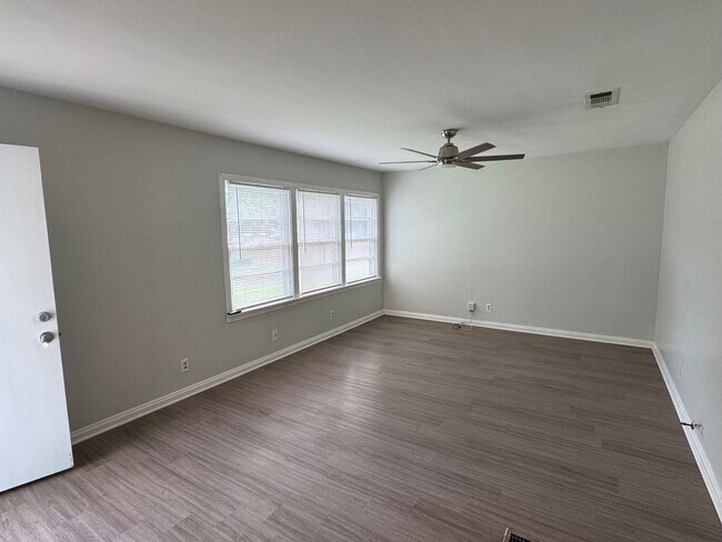 Building Photo - Updated Central Waco Home