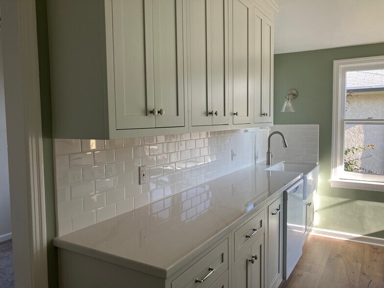 Building Photo - 834 12th St