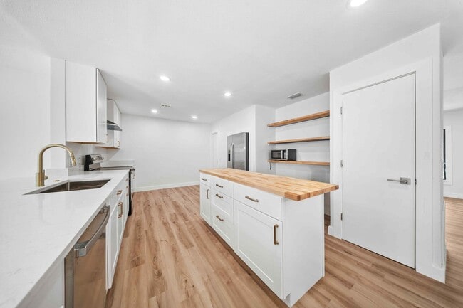 Building Photo - 948 Canal Cir