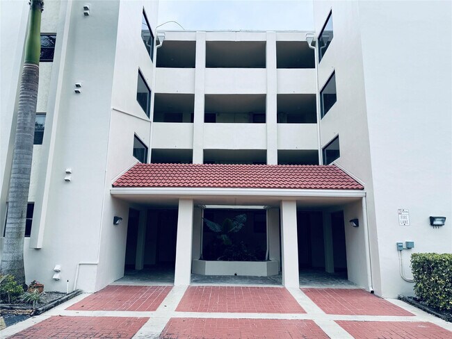 Building Photo - 111 Lake Emerald Dr