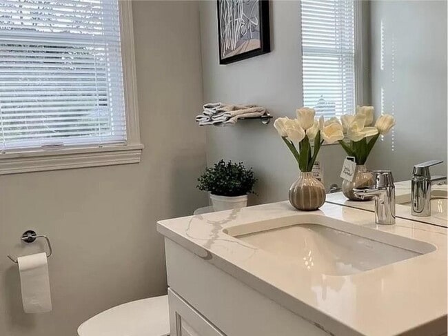 Building Photo - 14 Summer St