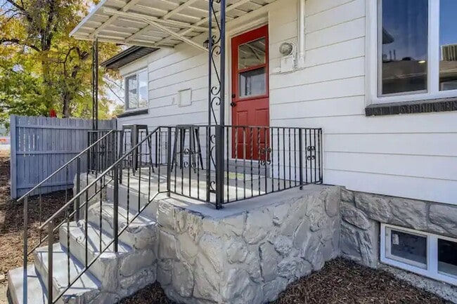 Building Photo - $0 DEPOSIT OPTION. STUNNING 3BED/2BATH DUPLEX IN BERKELEY NEIGHBORHOOD