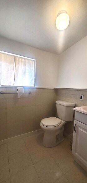 Building Photo - 900 W Rocalla Ave